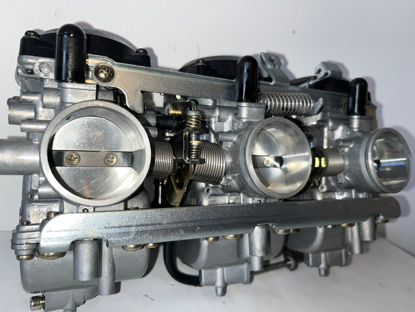 Triple carburettors